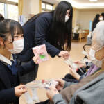 お年寄りに巾着プレゼント 名張高生が手作り 特養で交流