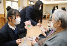 お年寄りに巾着プレゼント 名張高生が手作り 特養で交流