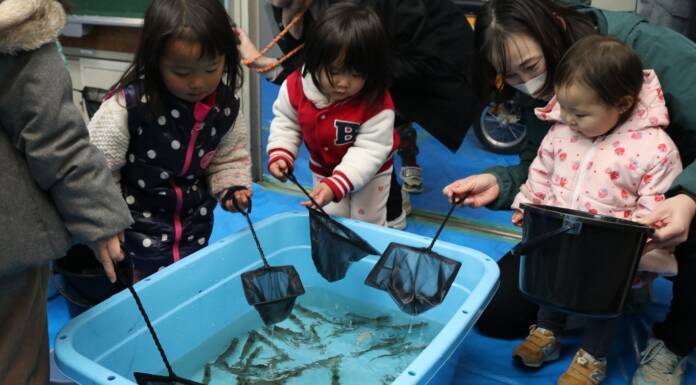 小学校跡で陸上養殖のバナメイエビ 住民・園児らに初披露 伊賀