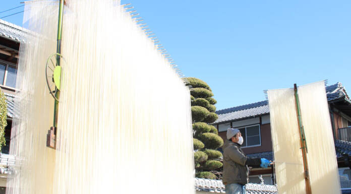 冬晴れに手延べの白 唯一の寒そうめん作り 伊賀市市部