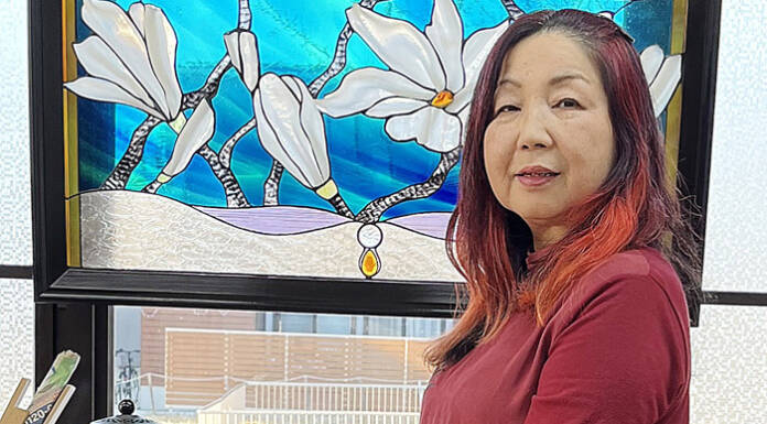 生涯現役 光と色に魅せられて ガラス工芸家・ステンドグラス教室講師