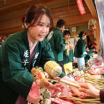 八日戎に「ようお参り」 福娘4人が参拝客迎える 名張・蛭子神社