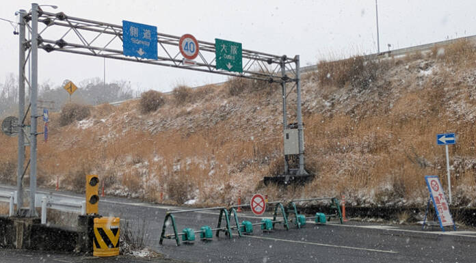 大雪で名阪国道が通行止め 三重県管理の国道の一部も