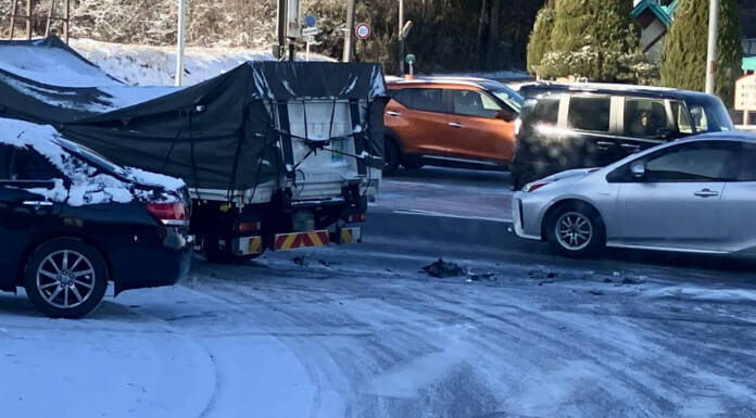 伊賀で残雪や路面凍結 スリップ事故も
