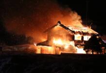 木造2階建て民家が全焼 けが人なし 伊賀市柘植町