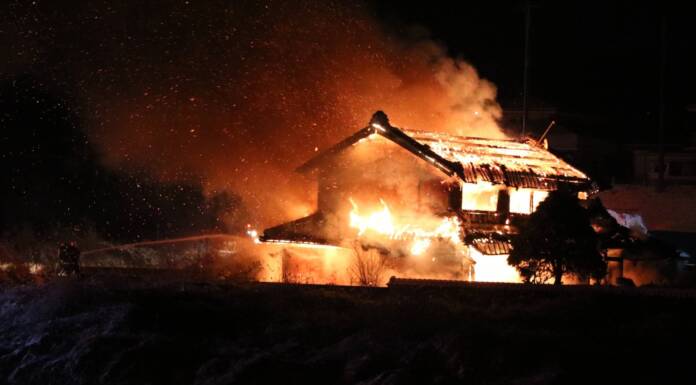 2階建て民家で火災 けが人の情報なし 伊賀市柘植町