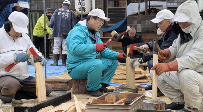 東大寺「お水取り」支える松明調製 名張で伝統行事 高校生も参加