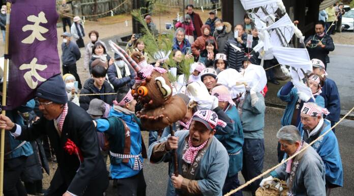 春呼ぶ行事「修正会」 雨模様も供物抱え練り込み 伊賀・島ヶ原