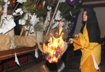 春呼ぶ「修正会」 たいまつの火と水舞う結願法要 伊賀・島ヶ原