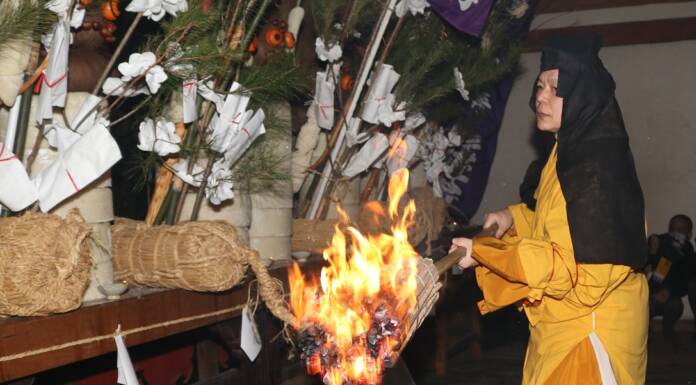 春呼ぶ「修正会」 たいまつの火と水舞う結願法要 伊賀・島ヶ原