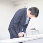 伊賀市長が謝罪 警察への報告義務怠る 公務中にマイカーで物損事故