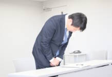 伊賀市長が謝罪 警察への報告義務怠る 公務中にマイカーで物損事故