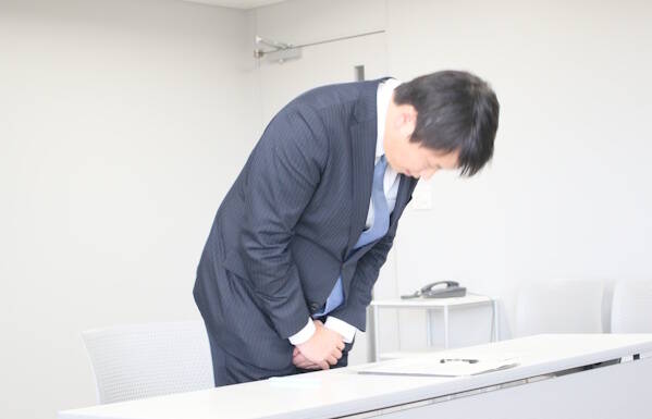 伊賀市長が謝罪 警察への報告義務怠る 公務中にマイカーで物損事故