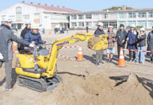 建設の仕事、身近に体験 小学校で建設会社が出前授業 伊賀