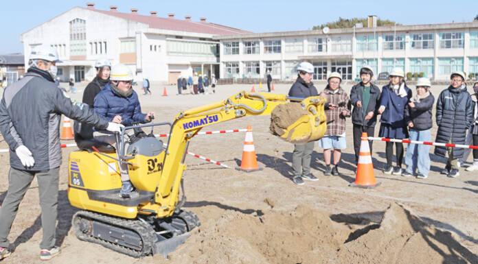建設の仕事、身近に体験 小学校で建設会社が出前授業 伊賀