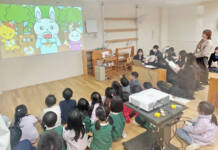 オリジナル電子紙芝居上映 こども園でアニメ5作品 名張高