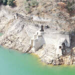 沈んだ明治の発電所遺構、姿現す 少雨で水位低下の青蓮寺ダム 名張