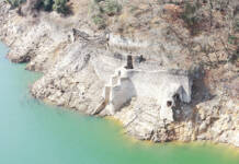 沈んだ明治の発電所遺構、姿現す 少雨で水位低下の青蓮寺ダム 名張