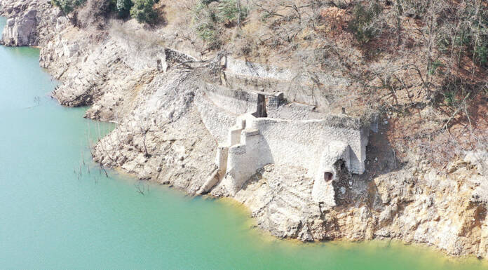 沈んだ明治の発電所遺構、姿現す 少雨で水位低下の青蓮寺ダム 名張