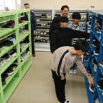 児童の理想の靴箱 スチール家具メーカーが開発し寄贈 名張・桔梗が丘小に