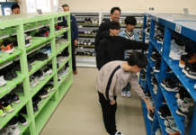 児童の理想の靴箱 スチール家具メーカーが開発し寄贈 名張・桔梗が丘小に