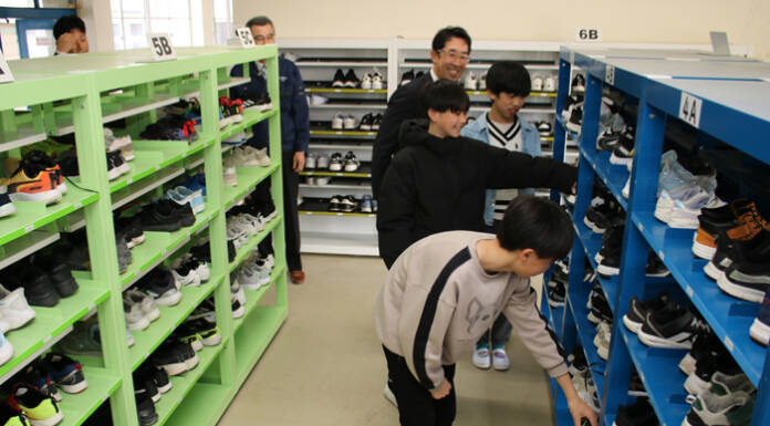 児童の理想の靴箱 スチール家具メーカーが開発し寄贈 名張・桔梗が丘小に