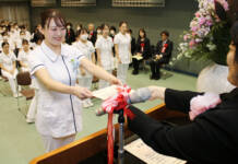 決意胸に18人門出 名張市立看護専門学校で第30回卒業式