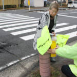 交通安全協会が横断旗寄贈 死亡事故発生の横断歩道に設置 名張