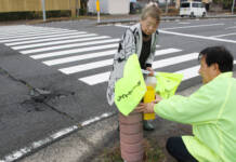 交通安全協会が横断旗寄贈 死亡事故発生の横断歩道に設置 名張