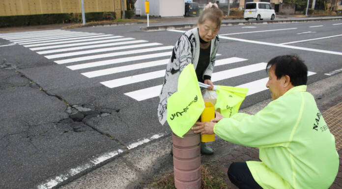 交通安全協会が横断旗寄贈 死亡事故発生の横断歩道に設置 名張