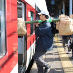 伝統の松明調進 今年も列車で名張から奈良・東大寺へ