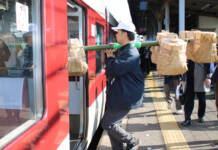 伝統の松明調進 今年も列車で名張から奈良・東大寺へ