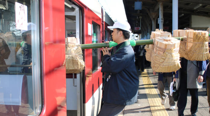 伝統の松明調進 今年も列車で名張から奈良・東大寺へ