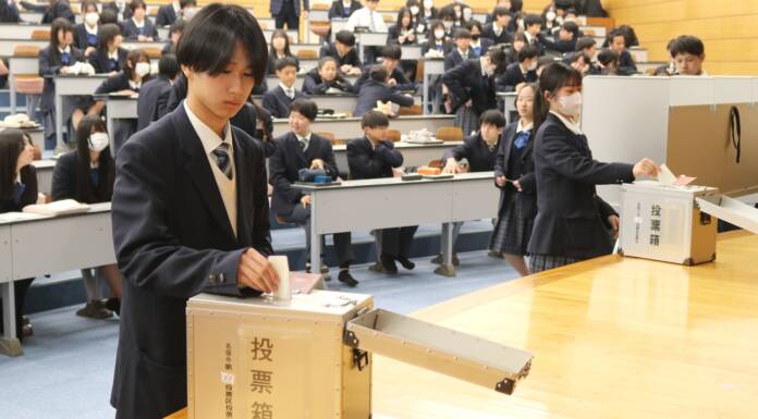 高校1年生が「模擬市長選」体験 候補者の演説聞き投票 名張