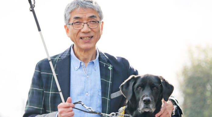 「見えていたころよりも幸せ」盲導犬との日々を1冊に 名張の西亀真さん