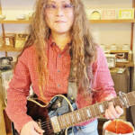 懐かしい歌、口ずさんで 弾き語りで届ける 伊賀・早川さん