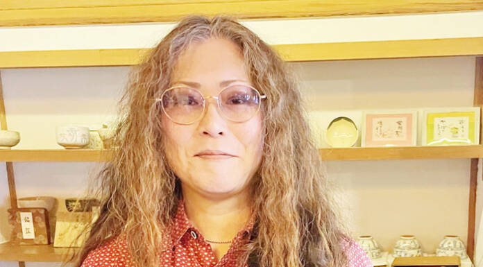 懐かしい歌、口ずさんで 弾き語りで届ける 伊賀・早川さん