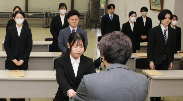 新たな一歩 名張市で新規採用職員に辞令交付