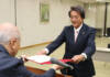 名張市長選 再選の現職・北川氏に当選証書