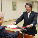 名張市長選 再選の現職・北川氏に当選証書