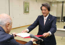 名張市長選 再選の現職・北川氏に当選証書