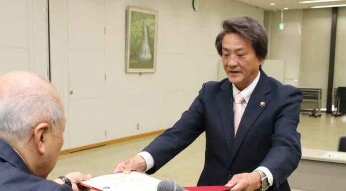 名張市長選 再選の現職・北川氏に当選証書