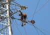 地上50メートル、命綱頼りに「ラインマン」 名張で鉄塔移設作業