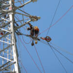 地上50メートル、命綱頼りに「ラインマン」 名張で鉄塔移設作業