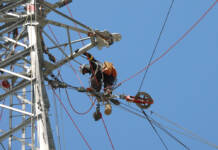 地上50メートル、命綱頼りに「ラインマン」 名張で鉄塔移設作業