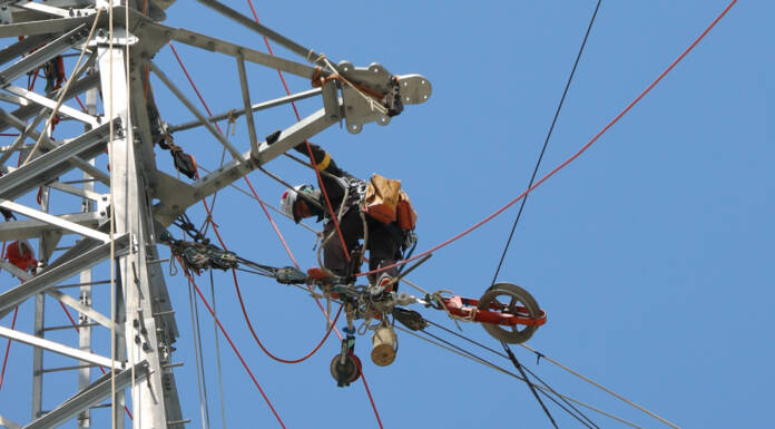 地上50メートル、命綱頼りに作業「ラインマン」 名張で送電線移設