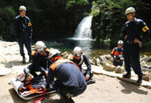 観光シーズン前に救助訓練 赤目四十八滝で消防と警察 名張
