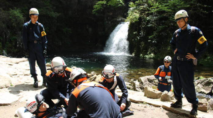 観光シーズン前に救助訓練 赤目四十八滝で消防と警察 名張