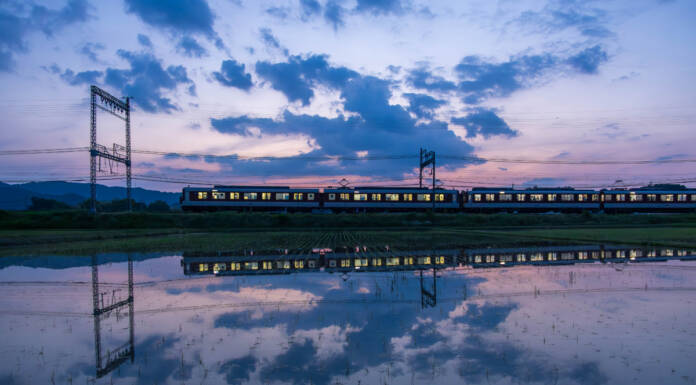 水面にもう一つの世界 伊賀に「水鏡」の季節