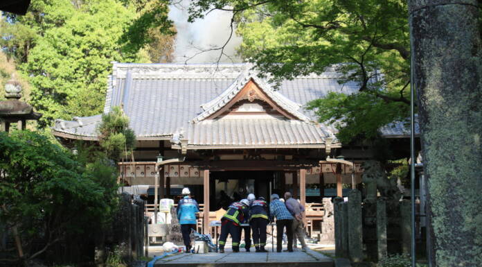 宇流冨志禰神社で火災 本殿全焼か 名張市平尾